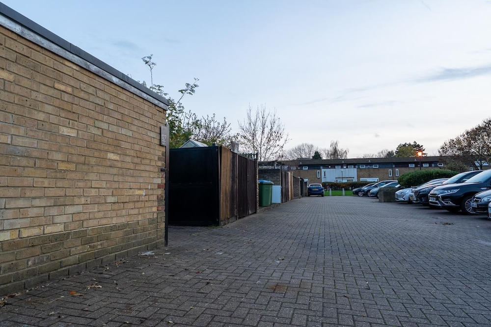 Charming 2 Bedroom Luxurious Home in Thamesmead South East London