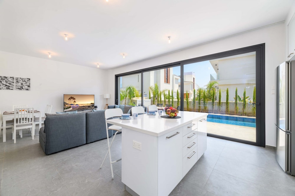 By The Beach - Sunstone Seaview Villa