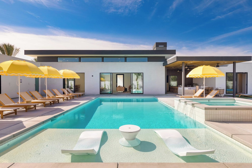 Sleeps 34 2 Villas, Pool, Pickleball + Bocce Polo Villas Elara by Avantstay