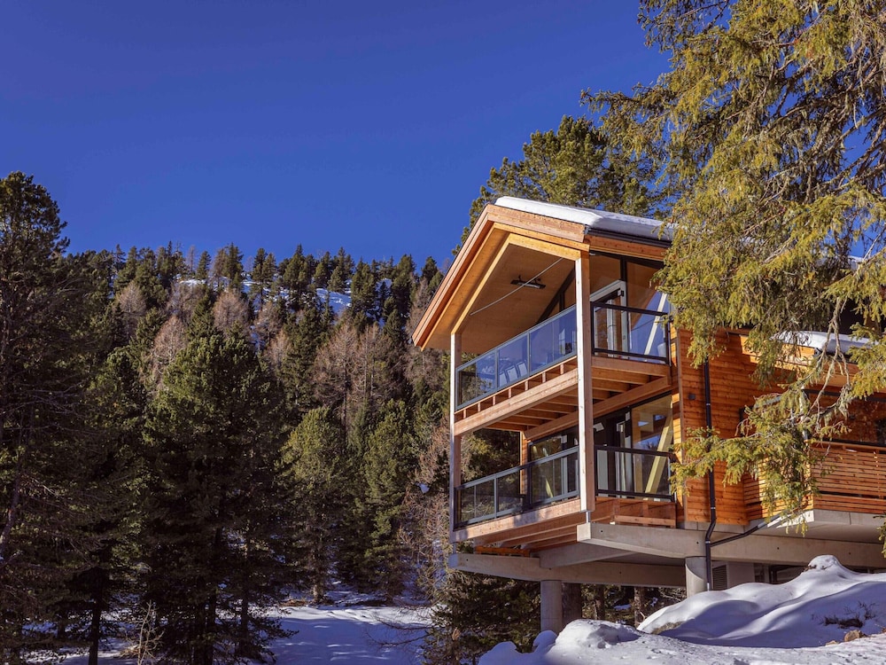 Lavish Chalet With hot tub