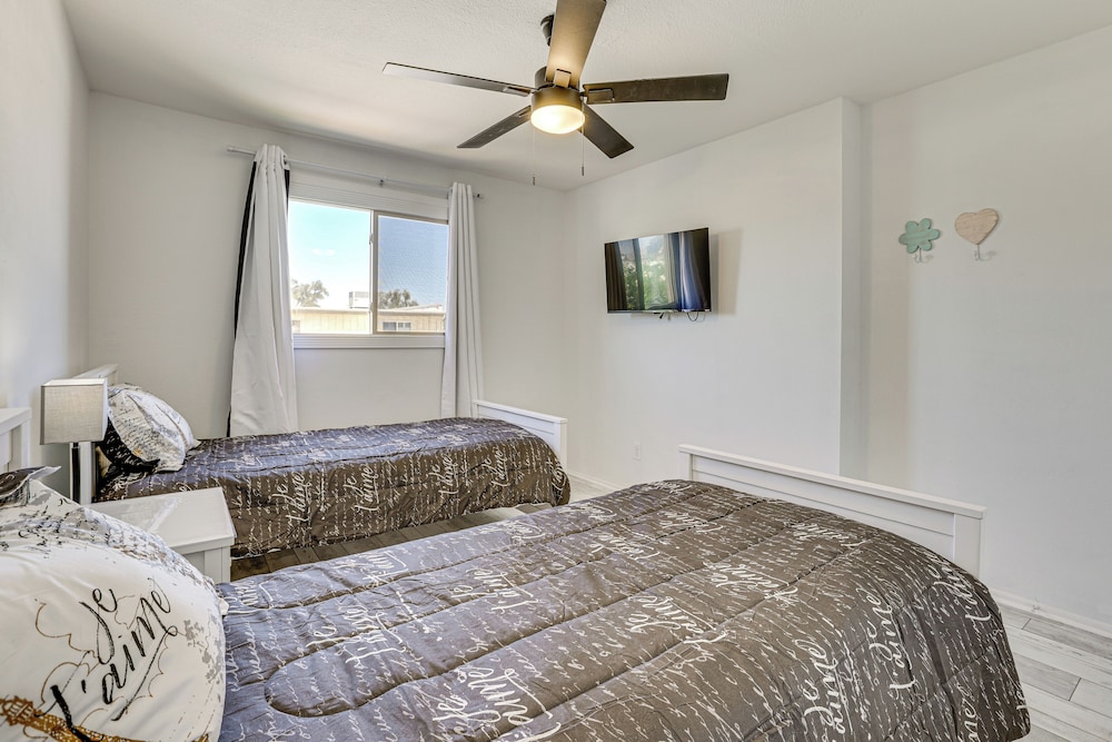 2 Mi to Old Town & Mall: Townhome w/ Pool Access!