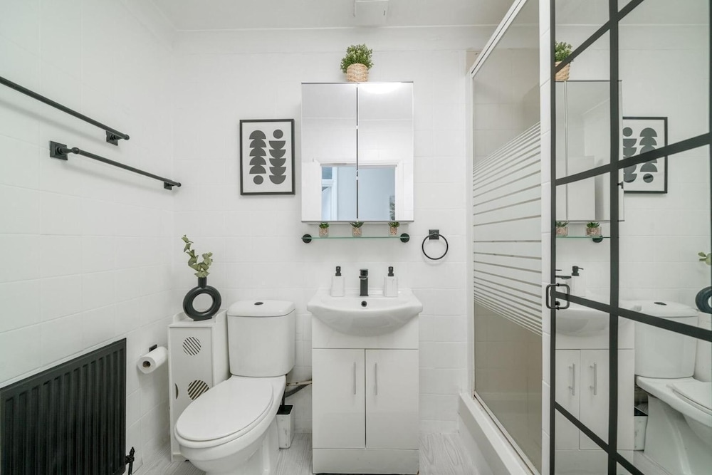 Charming London Apartment Near Edith Grove view 5