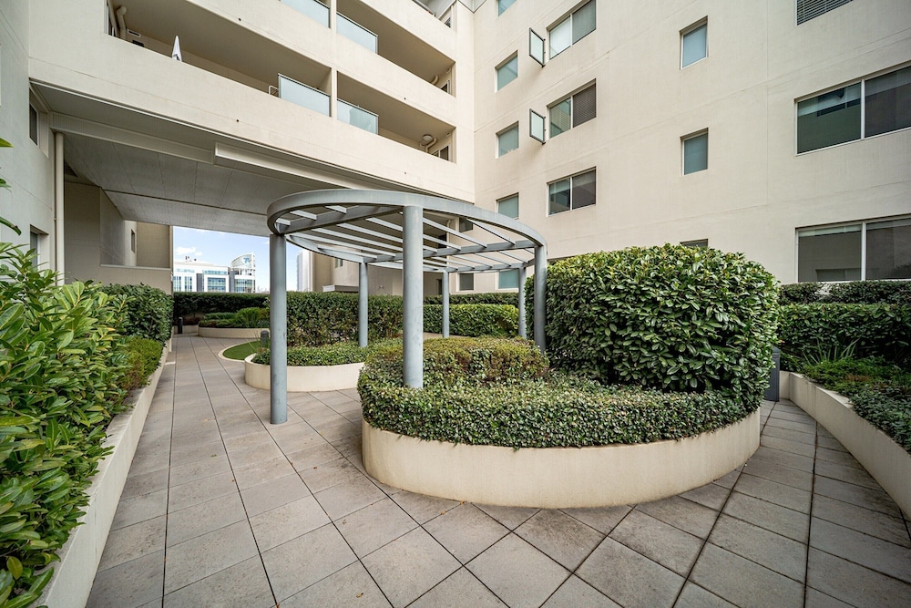 Braddon Retreat: Spacious 1-bed With Parking