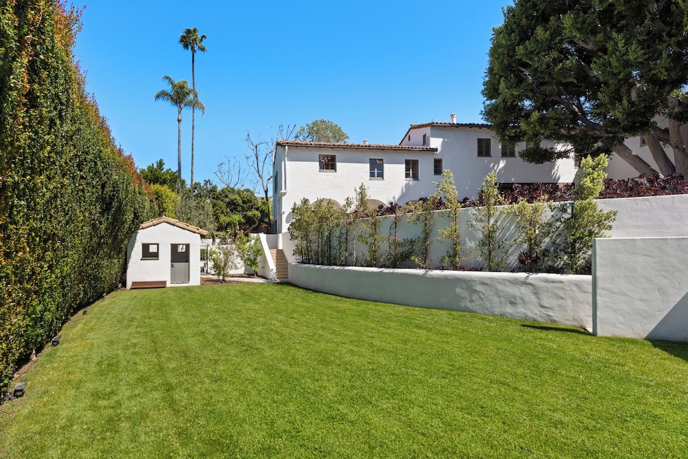 Howard Hughes Estate - Spanish Revival Gem w/ Pool, Wine Cellar & Guest House - Image 5