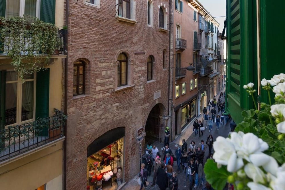 Αn enchanting residence in front of the Juliet house