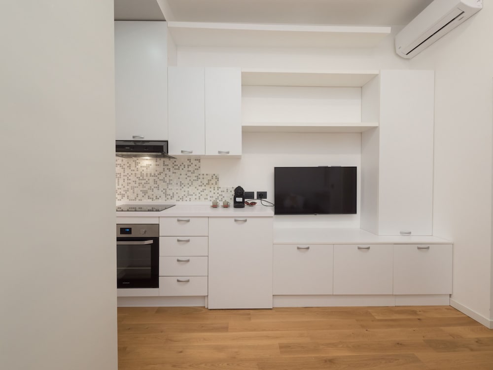 Farini - Charming One-bedroom Apartment in Isola Area