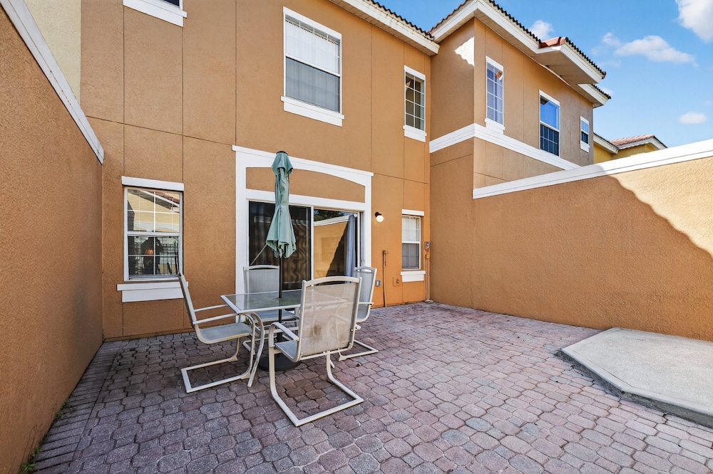Modern Kissimmee Townhouse Near Disney 3 Bedroom Townhouse