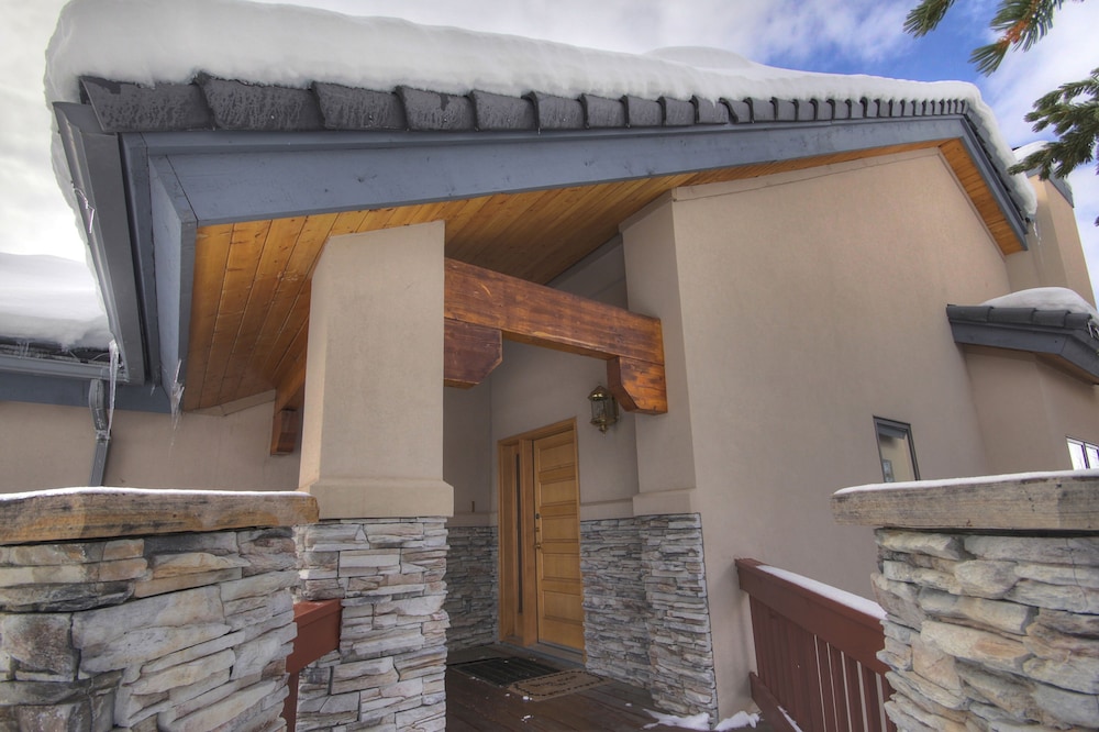 Charter Ridge 60 - Shuttle to Lifts/Town by RedAwning