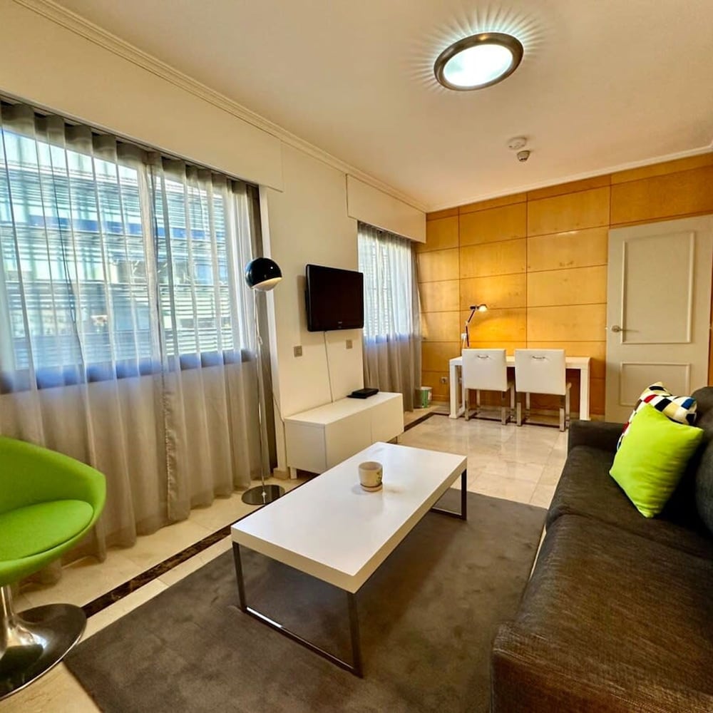 Engracia Square 1-bedroom Apartment in Chamber