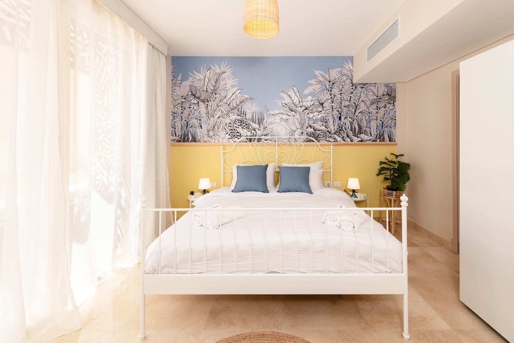 Xuru Stays I Exotic 1bdr w/ Outdoor Terrace Pool & Beach Access