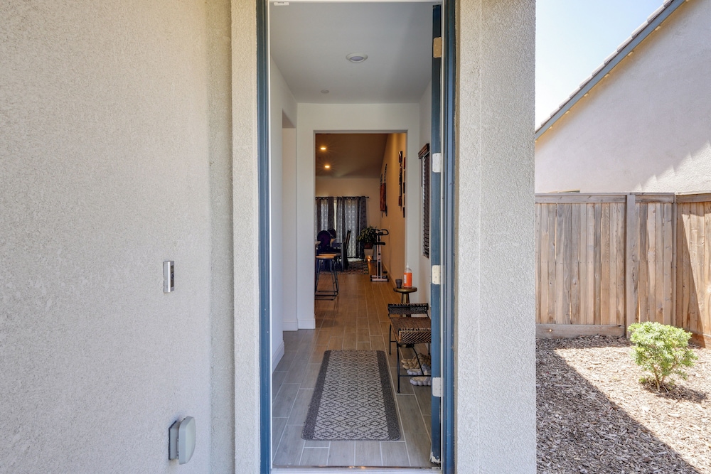 9 Mi to Dtwn Bakersfield: Pet-friendly Home