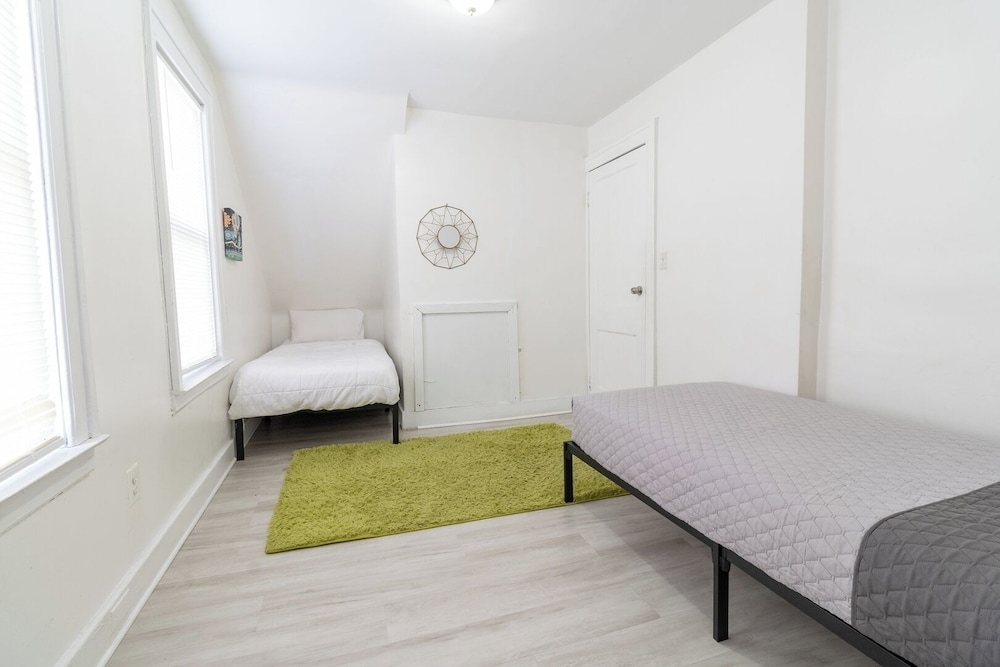 Detroit 4BR Home Bathtub & Pet Friendly Stay