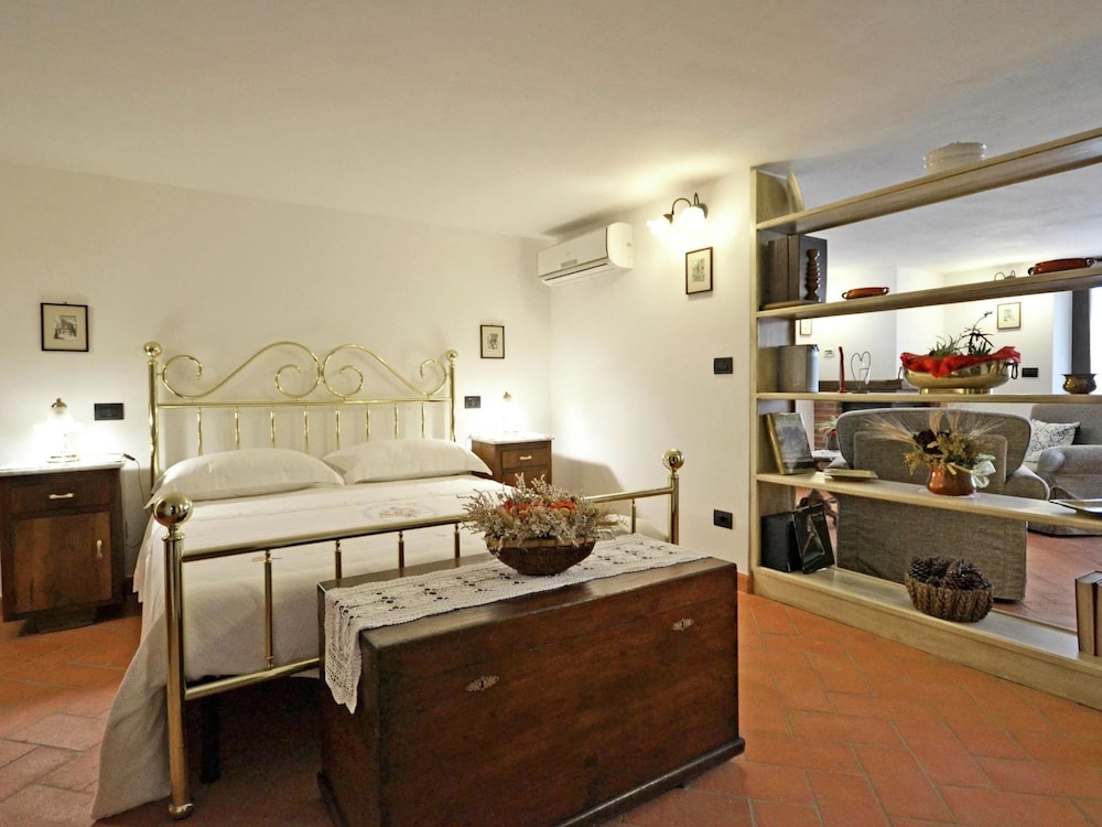 Holiday Home in Tuscany With Pool & Vineyards view 2