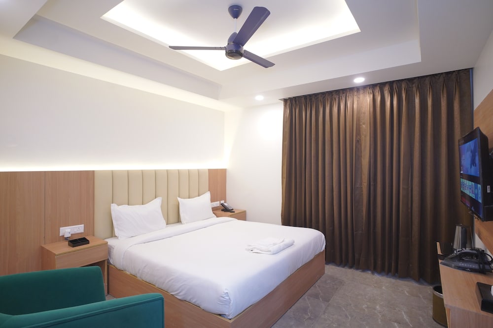 Royal Raven Hotel And Banquet