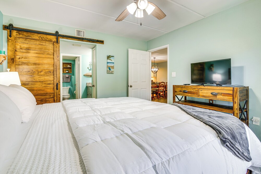Walk to Beach: Condo w/ Pool Access in Texas!