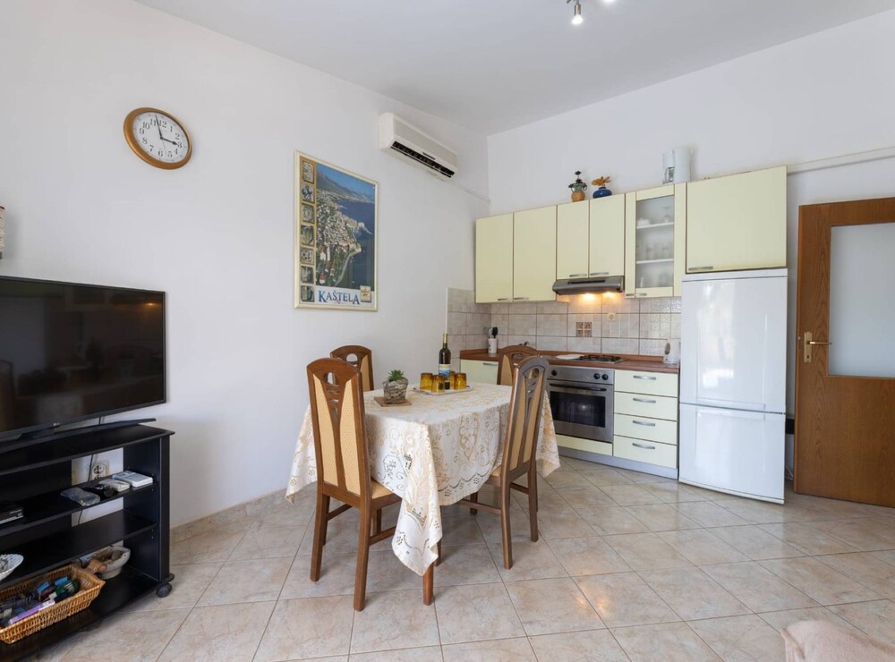 Bright and Spacious Apartment With Terrace in Kastel Stafilic