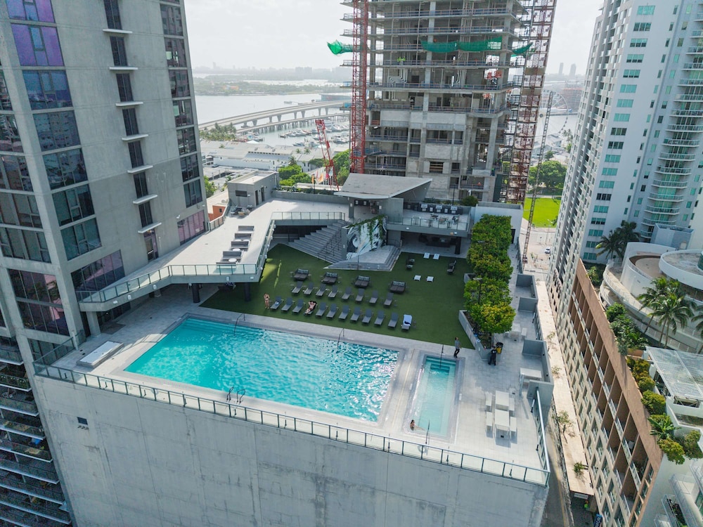 CBD Luxepad Penthouse Studio 1 King Bed Gorgeous Bay Views Pool Hottub Gym Restaurants