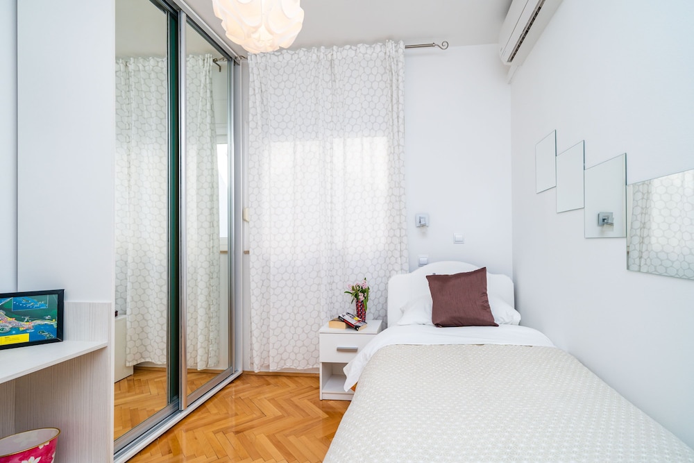 Jele Rooms