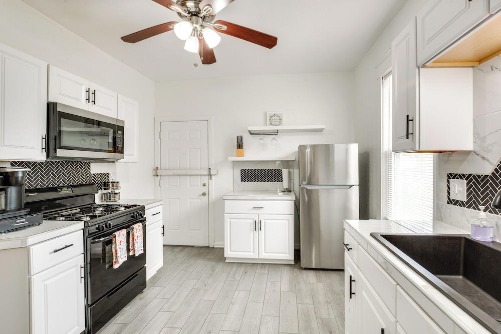 Luxurious 2BR Kansas City Condo Near Downtown