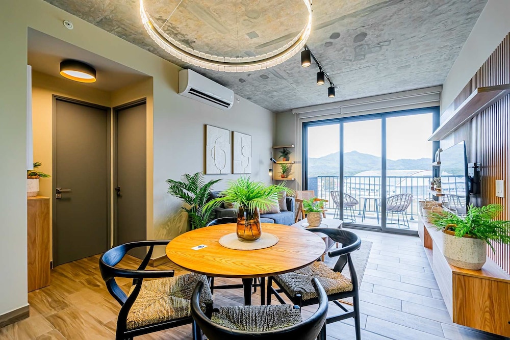 w Trendy 2BR w Balcony in the Heart of Centriqo