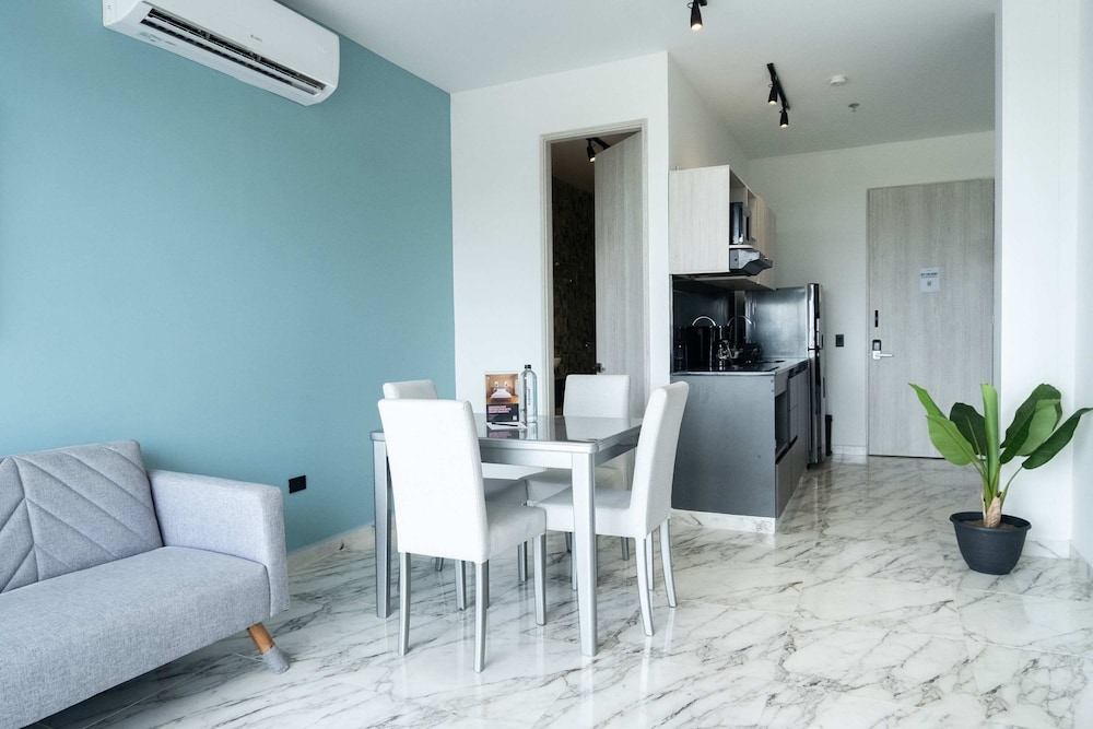 w Lovely 2BR w Balcony Near C Amurallada
