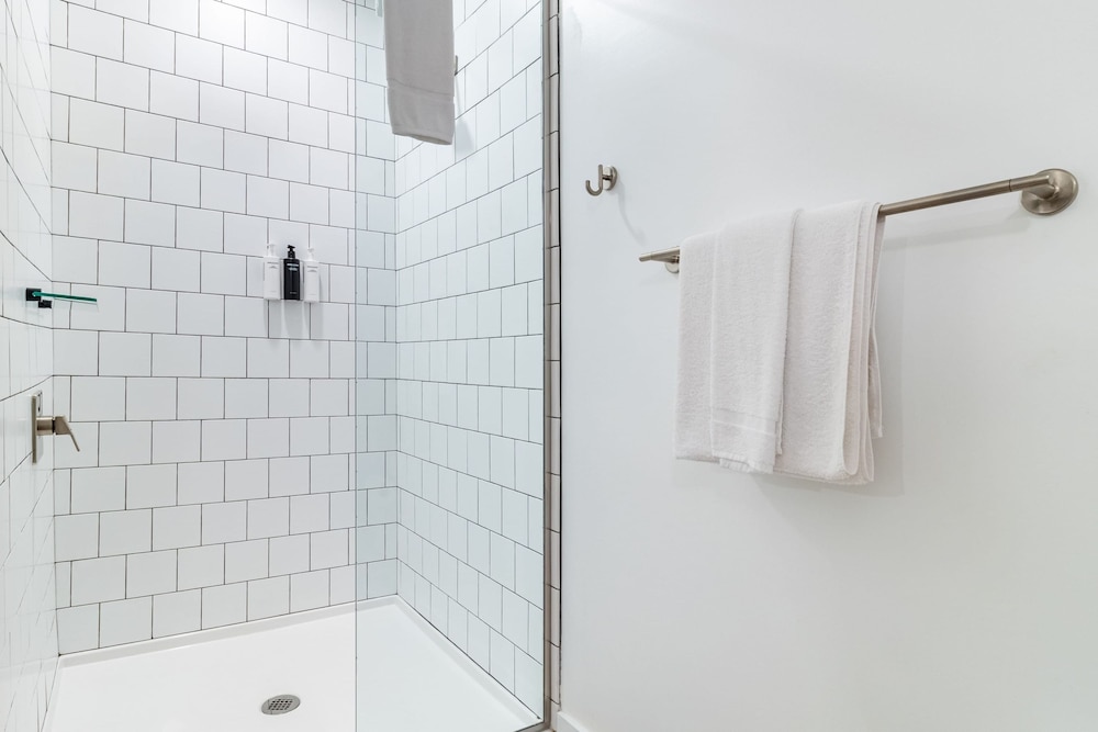 Dual Bachelor Pads w Rooftop Lounge Games Sleeps 26 5 Min to Broadway