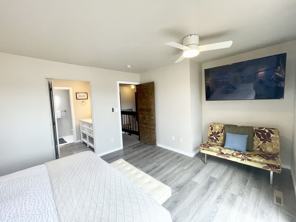 Peaceful Retro Retreat W/ Stunning Lake Views! view 3