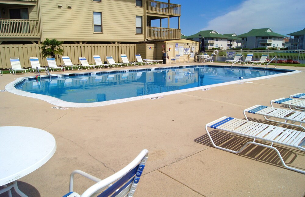 Tilghman Lakes H1 3 Bedroom Condo by RedAwning