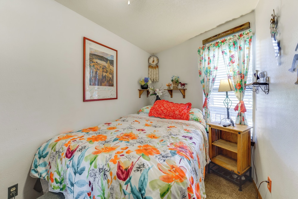 Walk to Angel Fire Resort: Getaway w/ Balcony