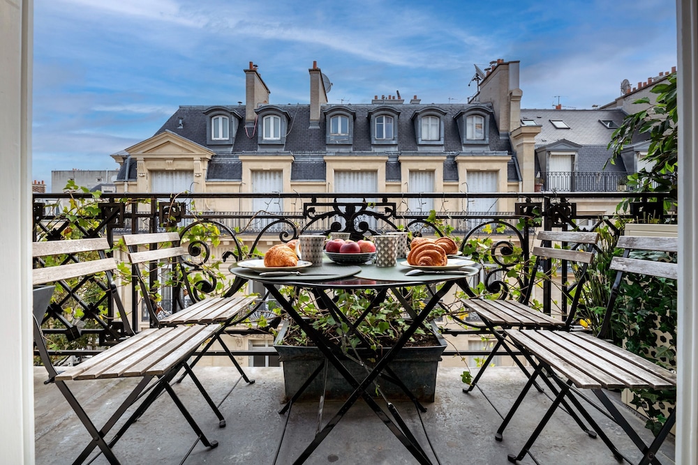 Prestigious Apartment Near the Trocadero