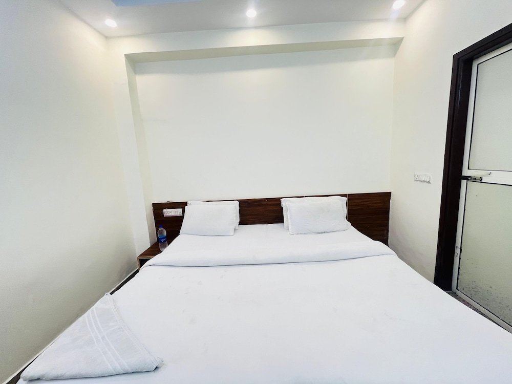 Roomshala Hotel Pub G