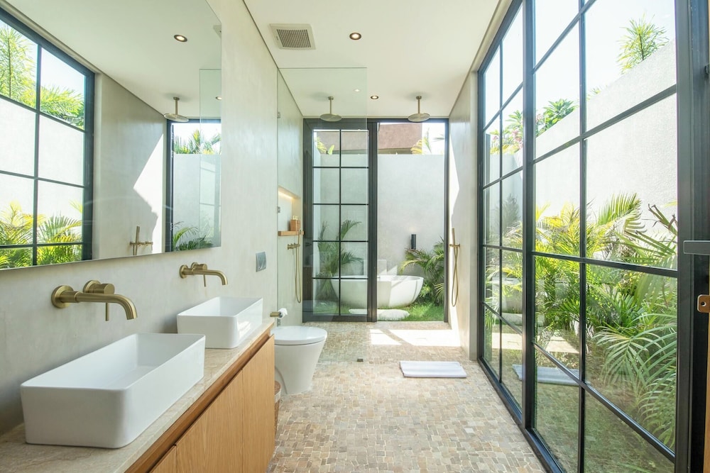 Stylish 5BR Boho Hideaway, 5 Minutes Bingin Beach