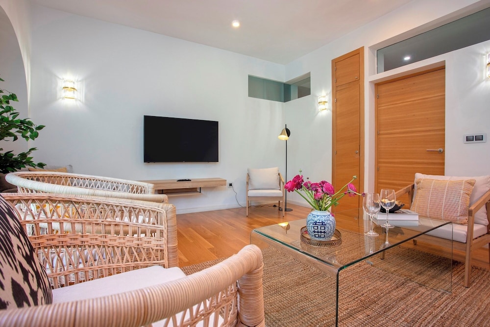 Exclusive Apartment 5BD in Seville. Carlos V