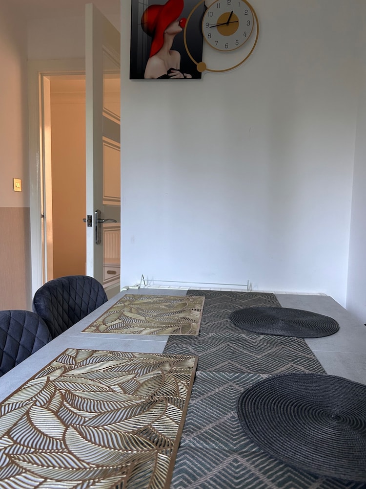 Modern Apartment-sleeps6-parking-seft Check in