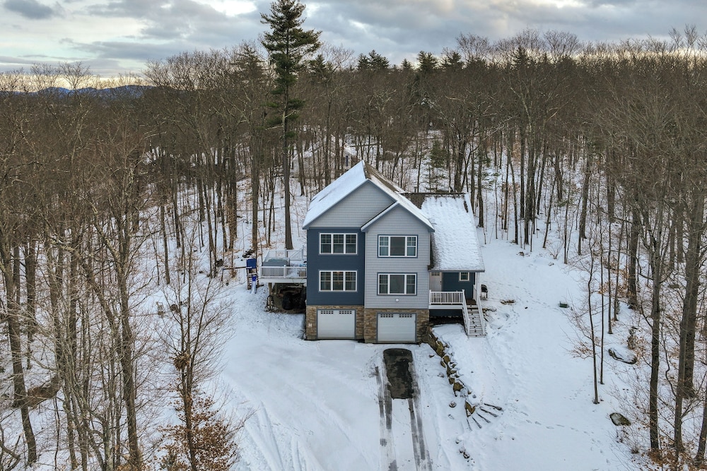 Mtn-view Gem w/ Hot Tub & Fire Pit in North Conway
