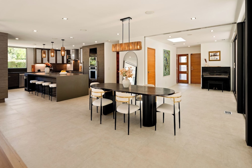 Valea Estate - Secluded Beverly Hills Retreat 1-acre Oasis