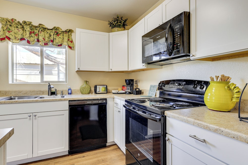 Las Cruces Home w/ Fenced Yard: Recently Remodeled
