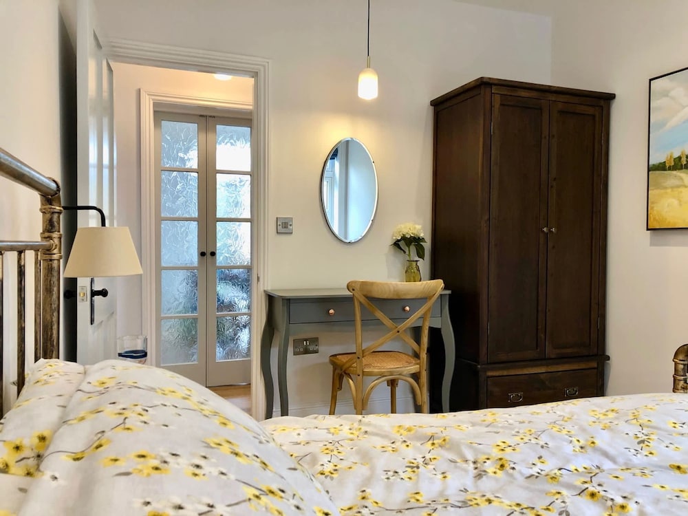 Charming Seaside Cottage - 5-min Walk to Beach