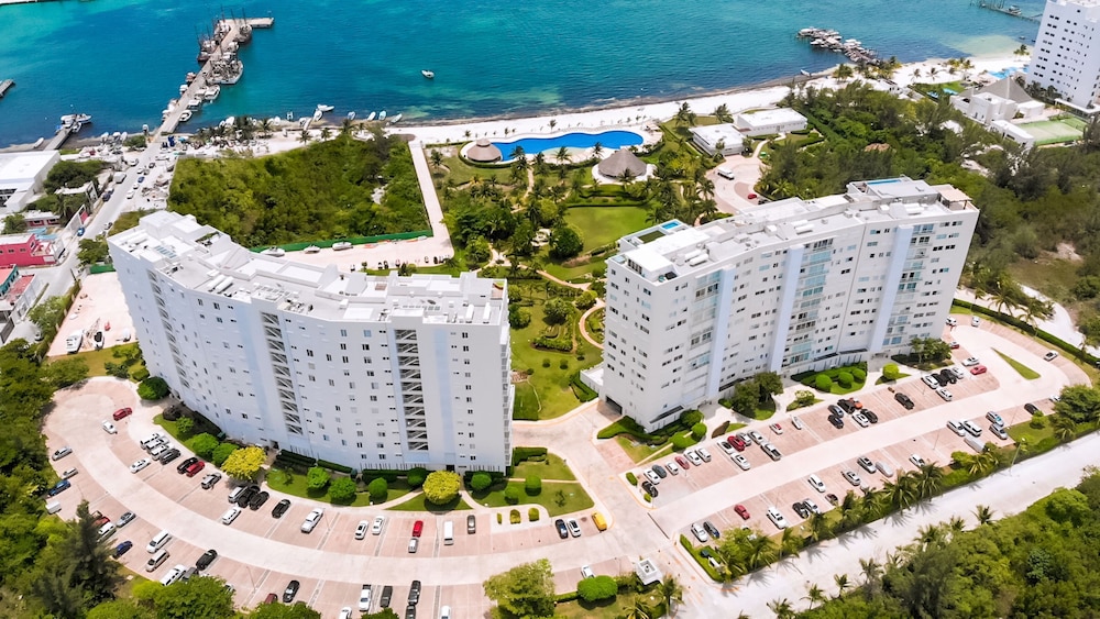 OCEAN beachfront 4 BDR -Amazing Oceanview