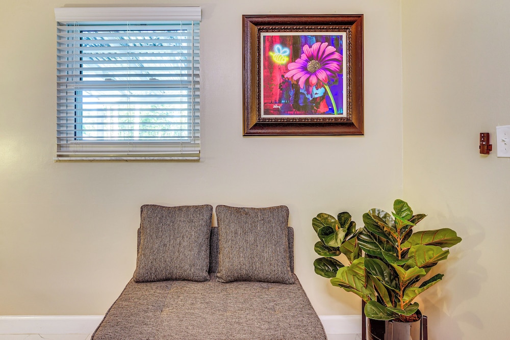 Peaceful Loxahatchee Apartment w/ Covered Porch