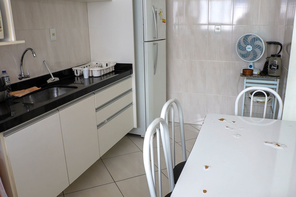 Apto com Wi-fi ar Cond e Garagem 100m da Praia