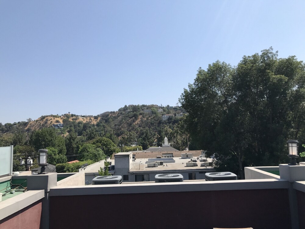 2 Bed 2 Bath in Studio City