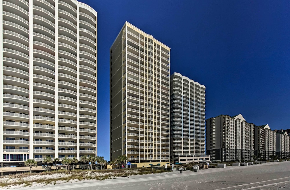 Beachfront Condo w/ Resort Amenities & Ocean Views