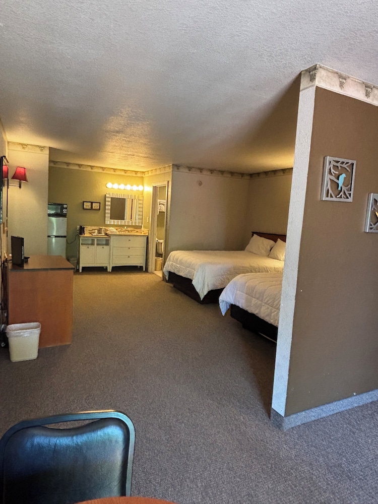 Twin Lakes Inn and RV