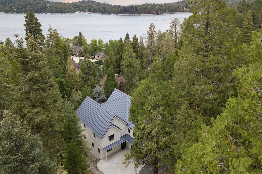 Luxury Retreat, 5mins to the Lake Game Room + Fire Pit Howlite by Avantstay