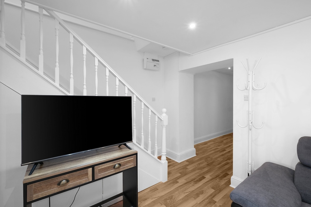 Luxury 3BR 2BA with Hot Tub and Garden