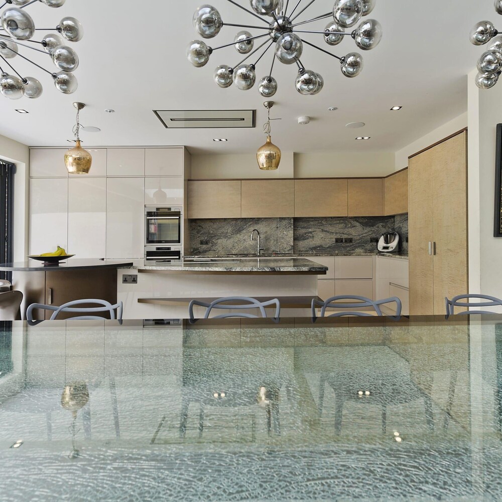 Astounding 7bed Notting Hill Family Home w Private Garden Games Room Parking