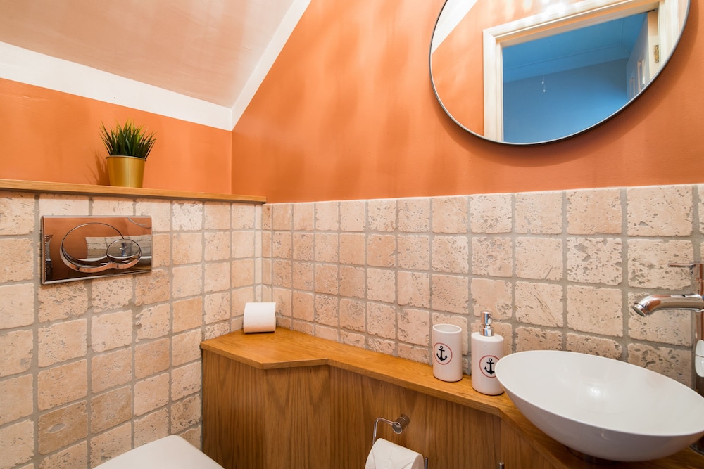 Spacious 2 Bed Apartment with Garden in Fulham