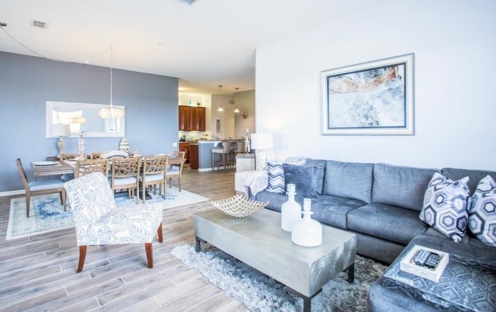 Lakeview Penthouse Elegance 3 Bedroom Condo by RedAwning