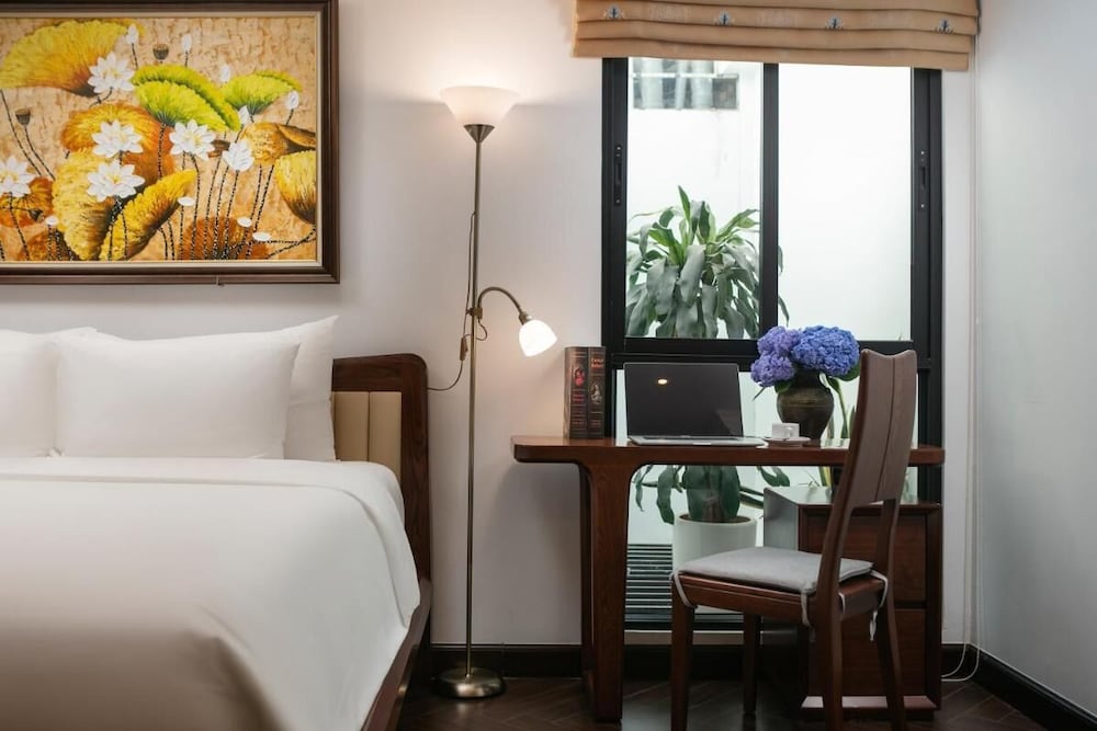 MAY DE Ville Crown Hotel 1